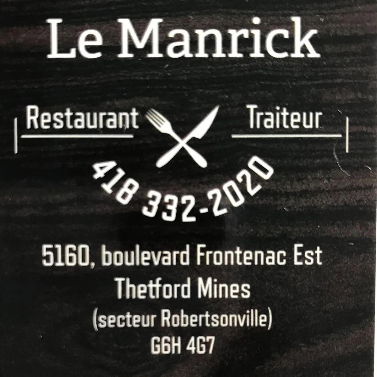 Enseigne du Restaurant Le Manrick : restaurant et traiteur, sur bois foncé.
