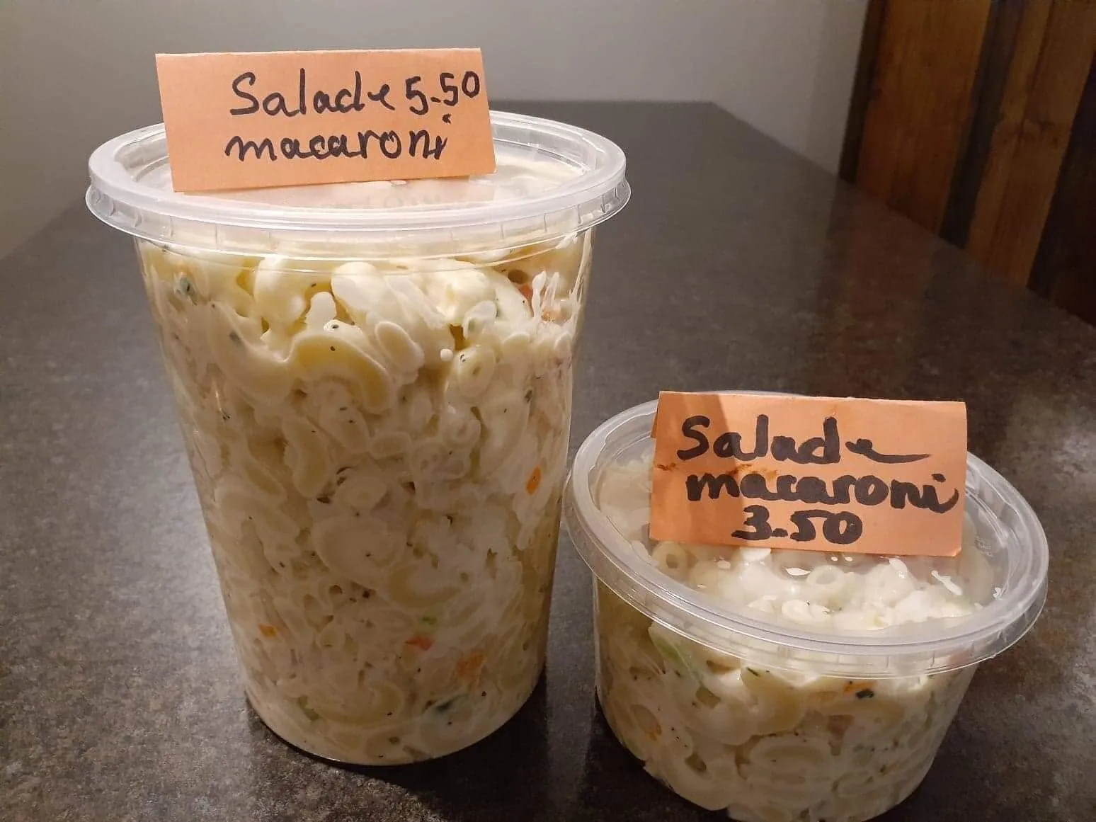 Deux formats de salade macaroni maison en contenants, étiquetés à la main.
